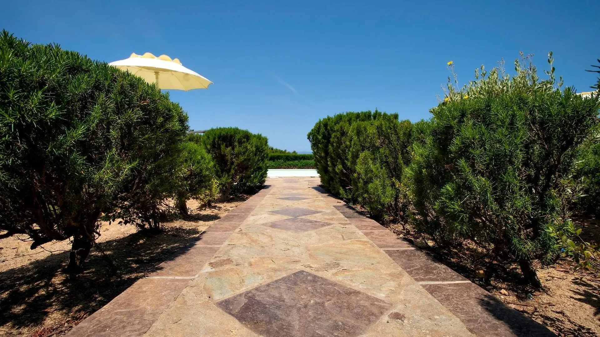 Uno Spazio Di Verde Incontaminato Con Piscina Costa Paradiso Italien