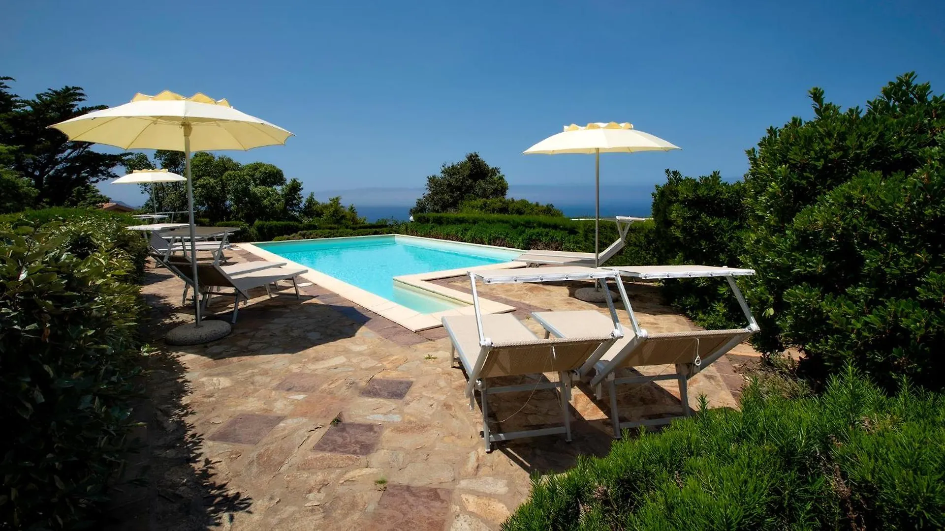 Uno Spazio Di Verde Incontaminato Con Piscina Costa Paradiso 0*,  Italien
