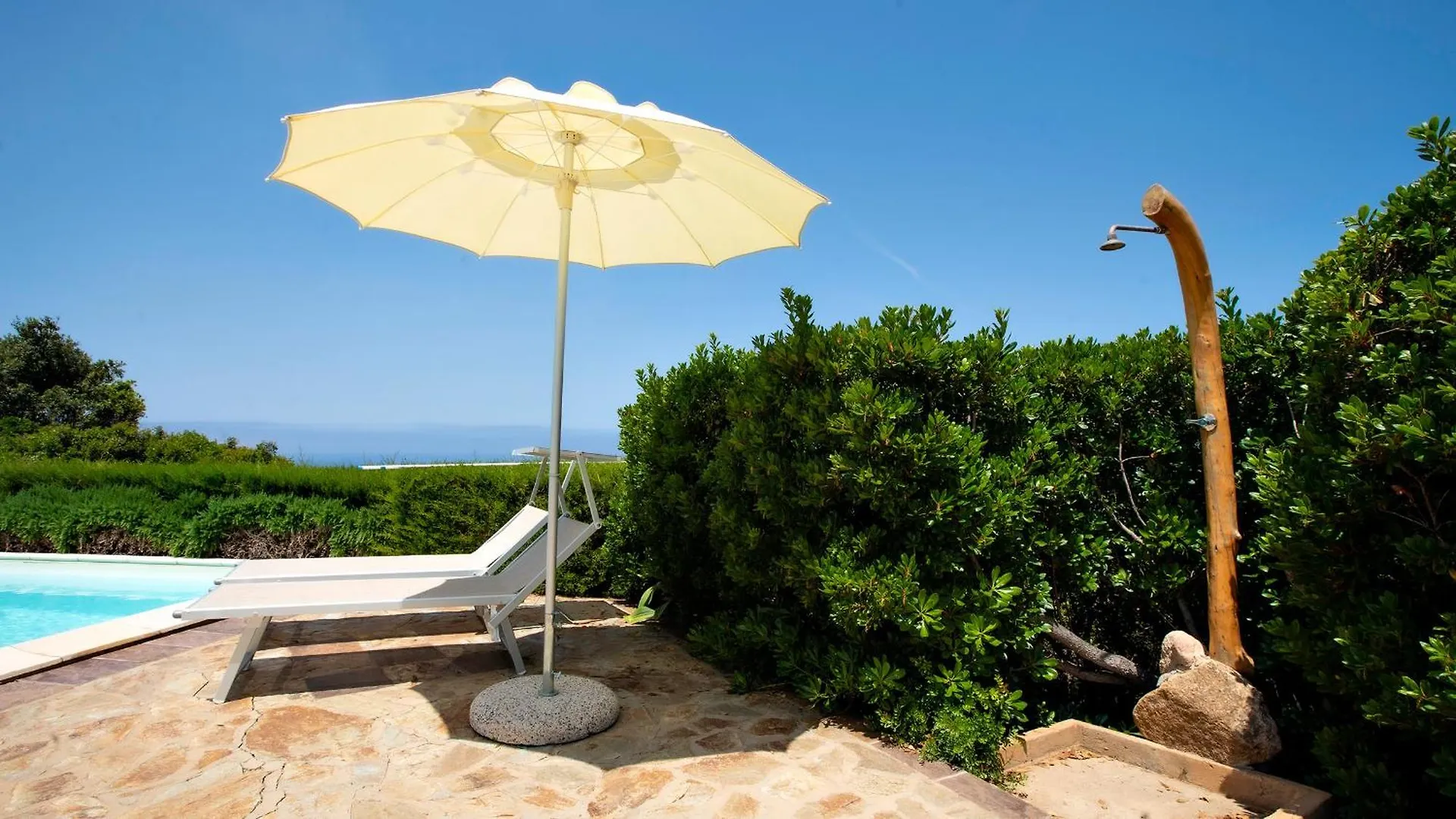 Uno Spazio Di Verde Incontaminato Con Piscina Costa Paradiso Feriehus