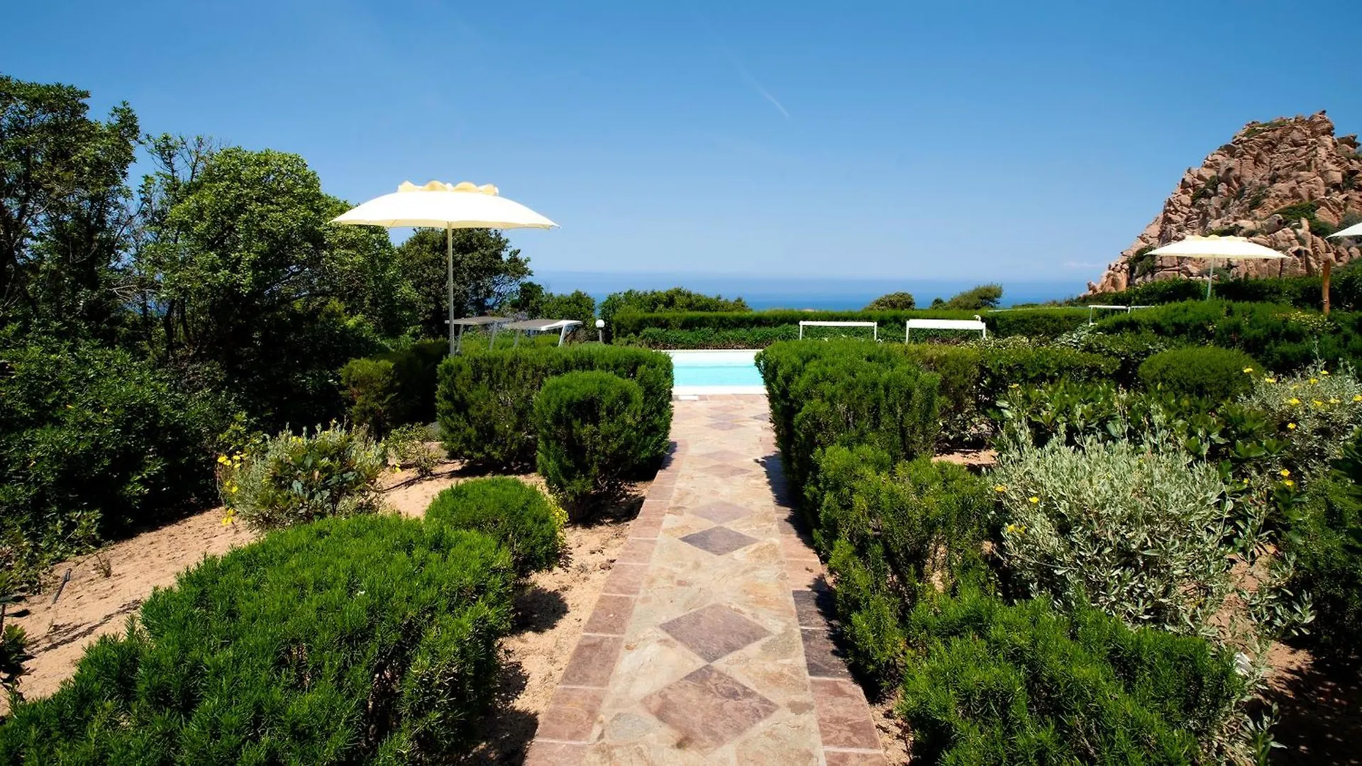Uno Spazio Di Verde Incontaminato Con Piscina Costa Paradiso