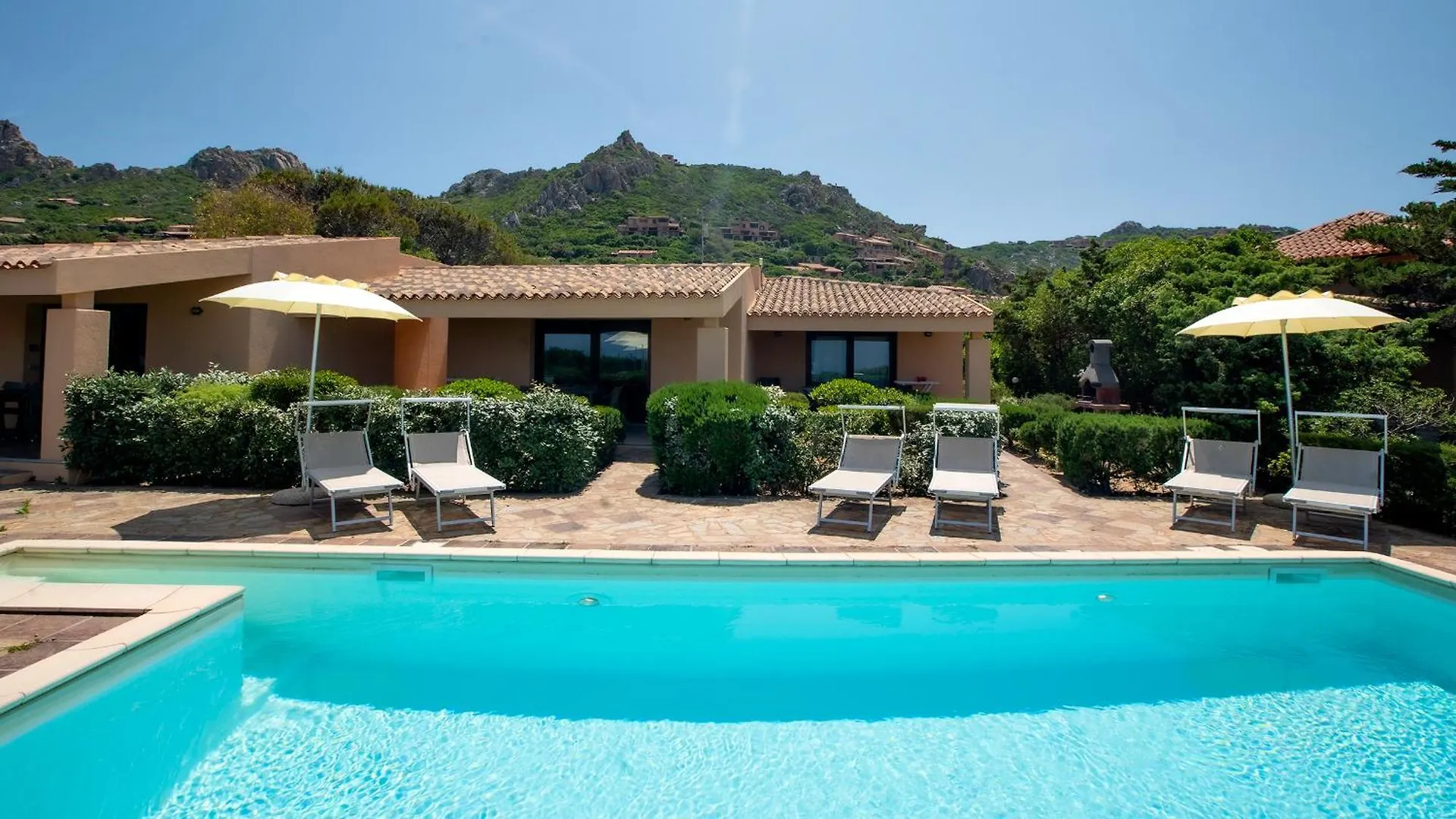 Uno Spazio Di Verde Incontaminato Con Piscina Costa Paradiso Feriehus