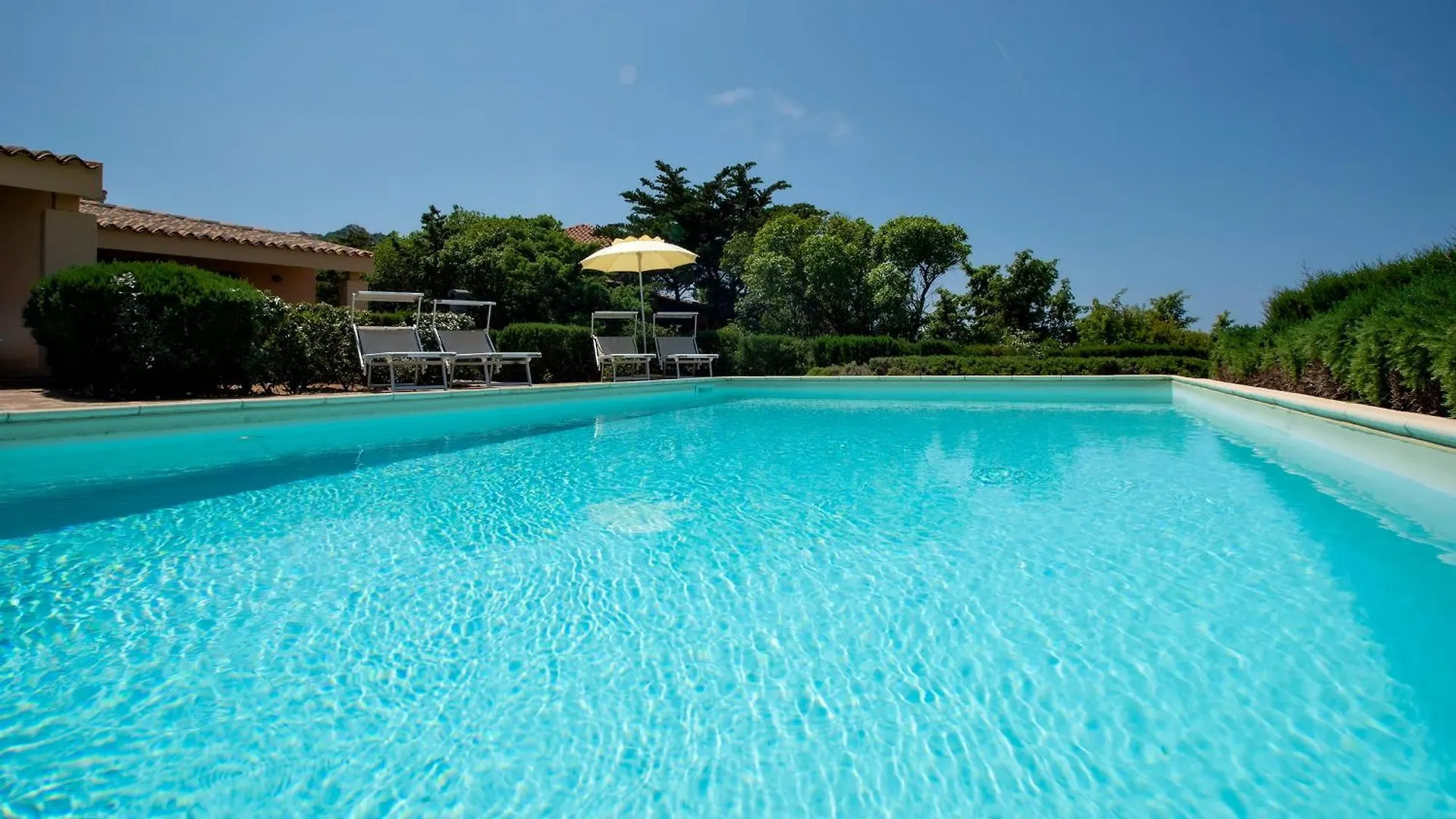 Uno Spazio Di Verde Incontaminato Con Piscina Costa Paradiso